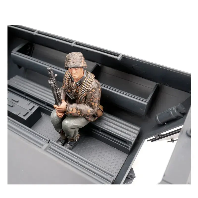 Figurka 1:16 MG střelec 2 Sd.Kfz. 251, maskování vzor Dubové listí – podzim