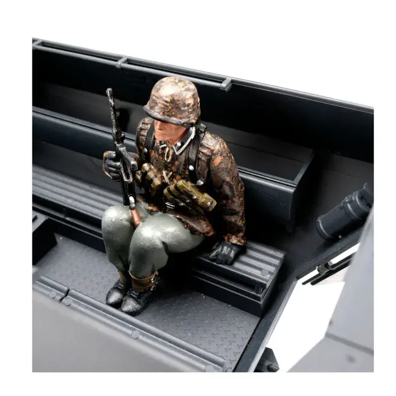 Figurka 1:16 granátník 1 Sd.Kfz. 251, maskování vzor Dubové listí – podzim