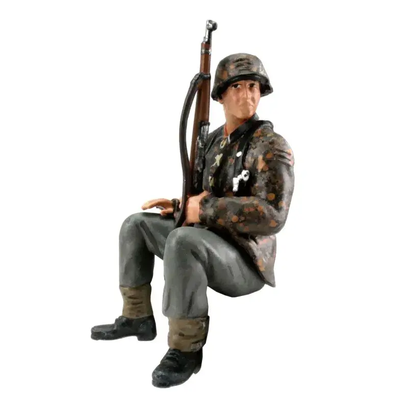 Figurka 1:16 granátník 2 Sd.Kfz. 251, maskování vzor Dubové listí – podzim