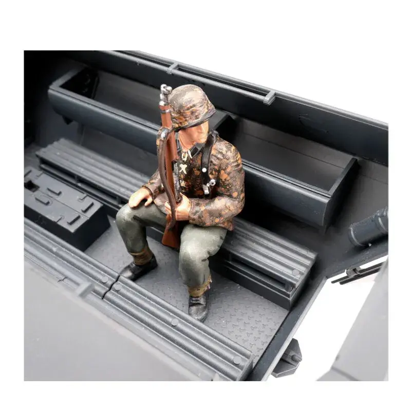 Figurka 1:16 granátník 2 Sd.Kfz. 251, maskování vzor Dubové listí – podzim