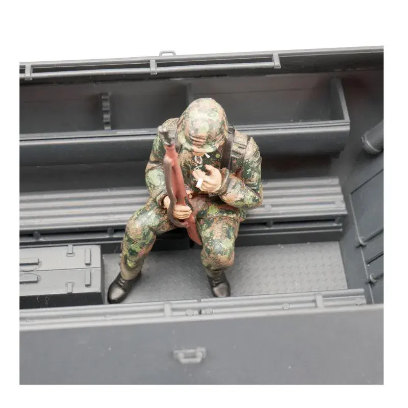 Figurka 1:16 granátník 4 Sd.Kfz. 251, maskování vzor Platan – jaro