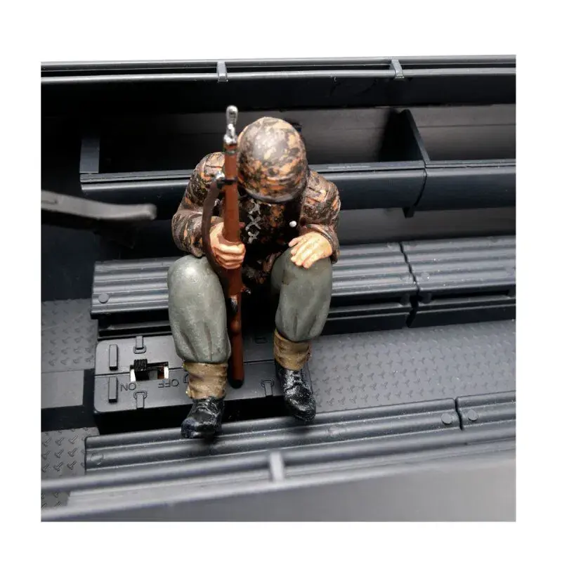 Figurka 1:16 granátník 6 Sd.Kfz. 251, maskování vzor Dubové listí – podzim