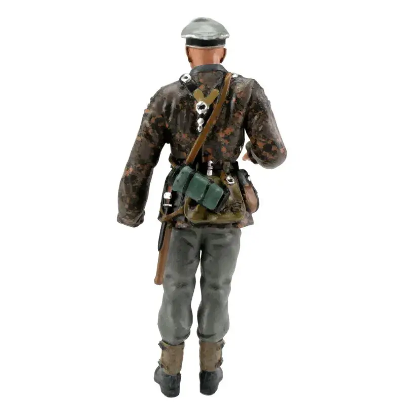 Figurka 1:16 Velitel čety - poručík Sd.Kfz. 251, maskování vzor Dubové listí – podzim