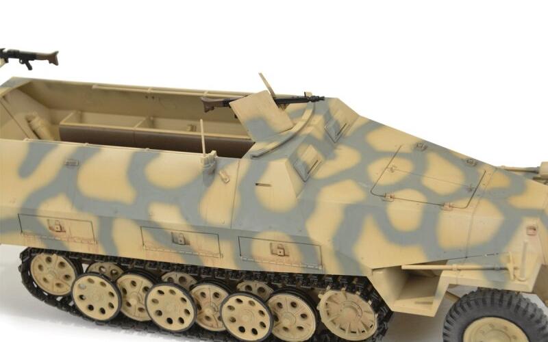 Polopásové vozidlo "Hakl" Sd. Kfz. 251/1 Ausf. D maskovaný 1:16  Torro