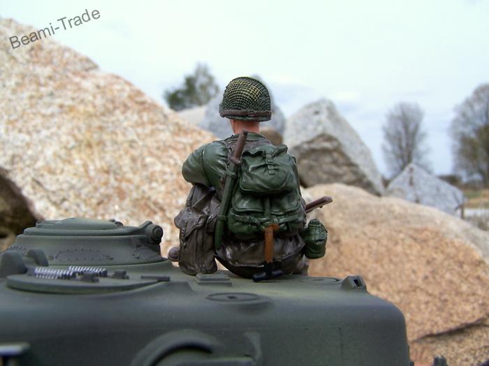 Figurka 1:16 US pěchota u posádky tanku