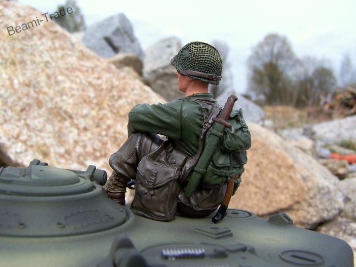 Figurka 1:16 US pěchota u posádky tanku