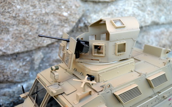 Fotografie modelu na dálkové ovládání vyrobeného dle své slavné předlohy, zaměřený na detail. Profesionální RC model vojenského vozidla Maxx Pro MRAP v šedé barvě