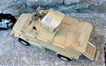 Fotografie modelu na dálkové ovládání vyrobeného dle své slavné předlohy, zaměřený na detail. Profesionální RC model vojenského vozidla Maxx Pro MRAP v šedé barvě