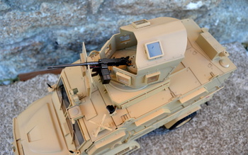 Fotografie modelu na dálkové ovládání vyrobeného dle své slavné předlohy, zaměřený na detail. Profesionální RC model vojenského vozidla Maxx Pro MRAP v šedé barvě