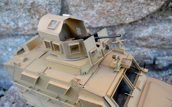 Fotografie modelu na dálkové ovládání vyrobeného dle své slavné předlohy, zaměřený na detail. Profesionální RC model vojenského vozidla Maxx Pro MRAP v šedé barvě