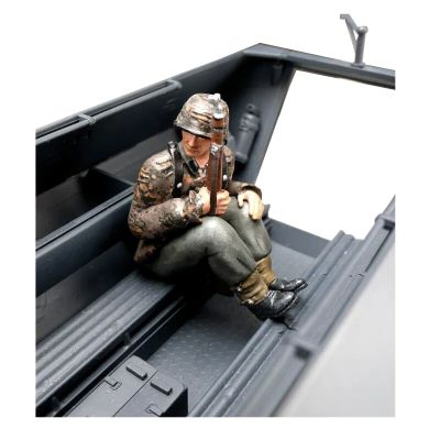 Figurka granátník 5 německé posádky Sd.Kfz. 251 granátník 5 Sd.Kfz. 251 - vzor Dubové listí - podzim